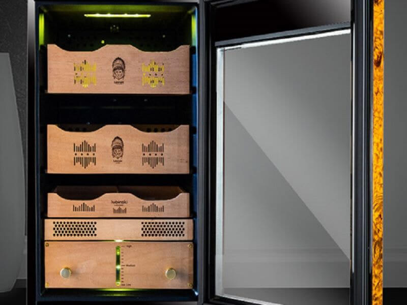 Nhiều quý ông yêu thích lựa chọn tủ cao cấp để bảo quản tốt nhất xì gà của mình